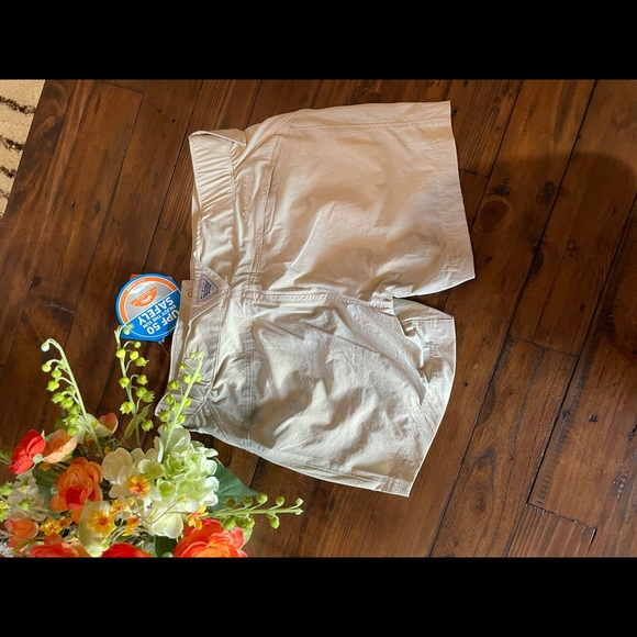 Columbia Women’s Shorts Size 4 New - Picture 2 of 3